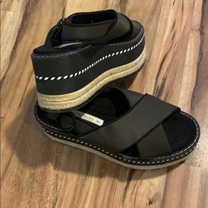 I’m selling my sandals in good condition